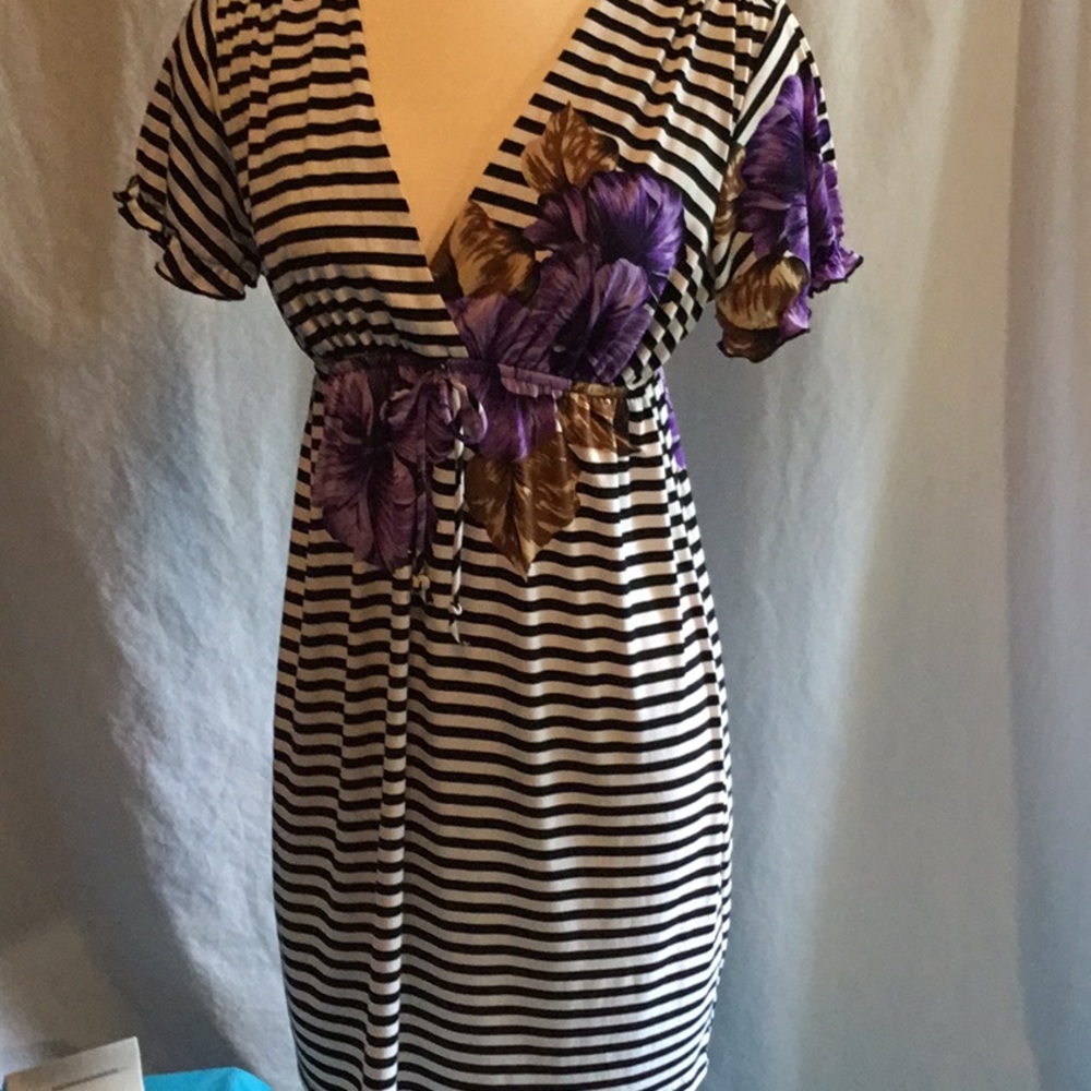 Enfocus Studio short sleeve dress in pull on style. Size 10 Fits like a size 8.